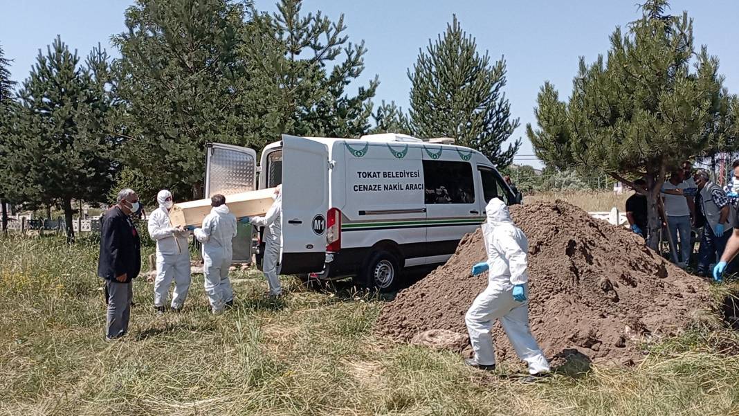 Mezara kimse yaklaştırılmadı, tabutu özel kıyafet giyenler taşıdı 1